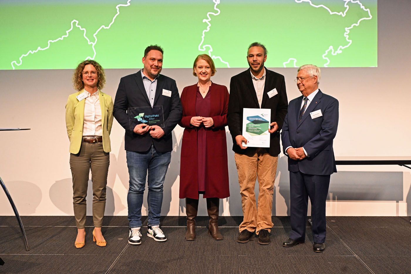 Bundesseniorenministerin Lisa Paus (M.) überreichte auf dem 14. Deutschen Seniorentag in Mannheim einen Sonderpreis des bundesweiten Wettbewerbs „Kommunal.Digital.Genial“ an Marcel Rübenstahl (2. v.li.) und Henry Abinah (2. v.re.) vom Fachbereich Soziales und Wohnen der Recklinghäuser Stadtverwaltung. Mit im Bild sind Heike Heuberger und Klaus-Peter Müller von der Commerzbank-Stiftung. Foto: BAGSO