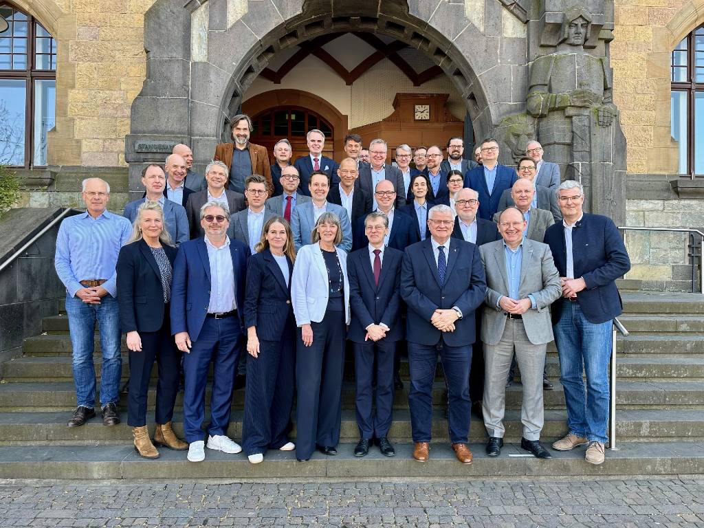 Vor dem schönsten Rathaus von NRW begrüßte Stadtkämmerer Ekkehard Grunwald die Teilnehmer*innen der Sitzung des Finanzausschusses des Deutschen Städtetages. Foto: Stadt RE