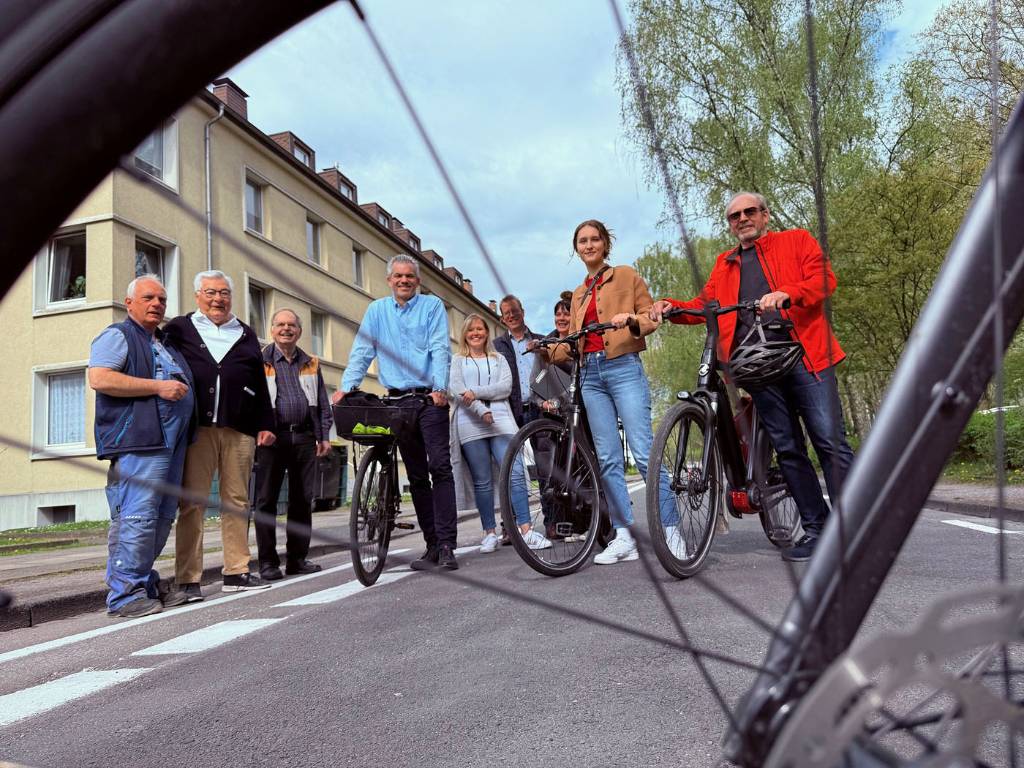Mitglieder*innen des Verkehrsausschusses und Mitarbeitende der Stadtverwaltung beim Ortstermin auf der Herner Wohnstraße.