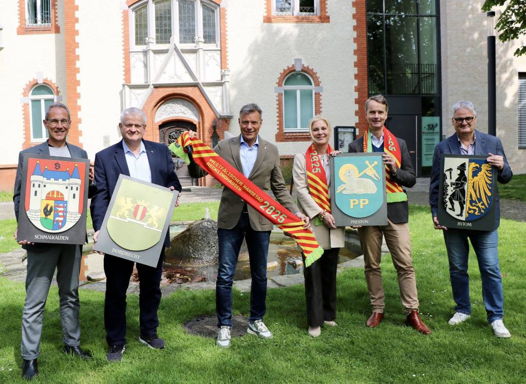 Genau an dieser Stelle, an der sich Bürgermeister Christoph Tesche (3.v.l.) mit (v.l.) Lars Tottmann, Arena Recklinghausen GmbH, dem Ersten Beigeordneten Ekkehard Grunwald, der Musikschul-Leiterin Kristin Seifert, Stadtmarketing-Leiter Georg Gabriel und Klaus Hermann, dem Leiter der Brücke, positioniert hat, werden an dem Hansetag-Wochenende Anfang Juli auch die Stände der Partnerstädte aufgestellt. Foto: Stadt RE 