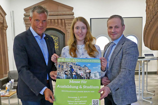 Bürgermeister Christoph Tesche, Shari Meißner (Ausbildungsteam) und Ihnatiy Jablonowski (Fachbereichsleiter Personal, Organisation, IT und Betriebliches Gesundheitsmanagement) laden ein zur Ausbildungsmesse im Rathaus.