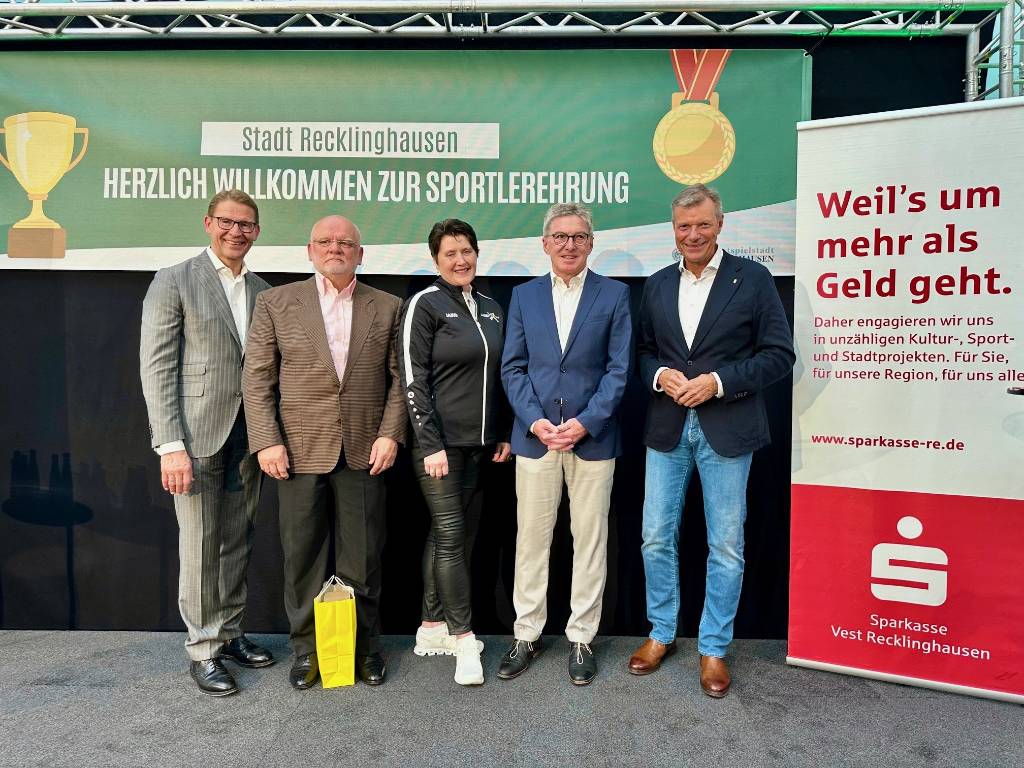 Für ihr langjähriges Engagement im Recklinghäuser Sport wurden durch Bürgermeister Christoph Tesche (r.) und Sparkassen-Chef Dr. Michael Schulte (l.) geehrt: Bruno Ruch (Sportfreunde Stuckenbusch), Claudia Laser-Hartel (TSC Recklinghausen) und Ludger Zander (RLC Recklinghausen) (v.l.). Foto: Stadt RE