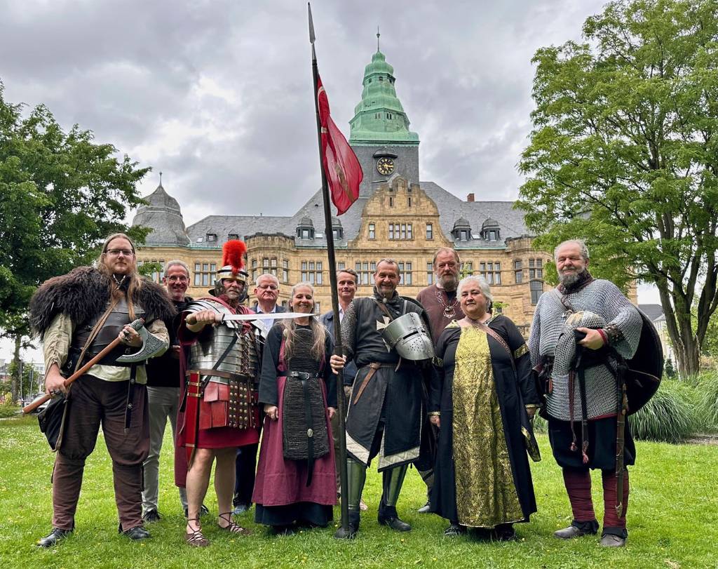 Im Erlbruchpark am Rathaus stellten die Aktiven der Gruppe „Liberum Fantasy“ mit Lars Tottmann (Arena Recklinghausen GmbH), dem Ersten Beigeordneten Ekkehard Grunwald und Georg Gabriel (Stadtmarketing) das Programm für den Mittelaltermarkt mit Ritterlager vor. 