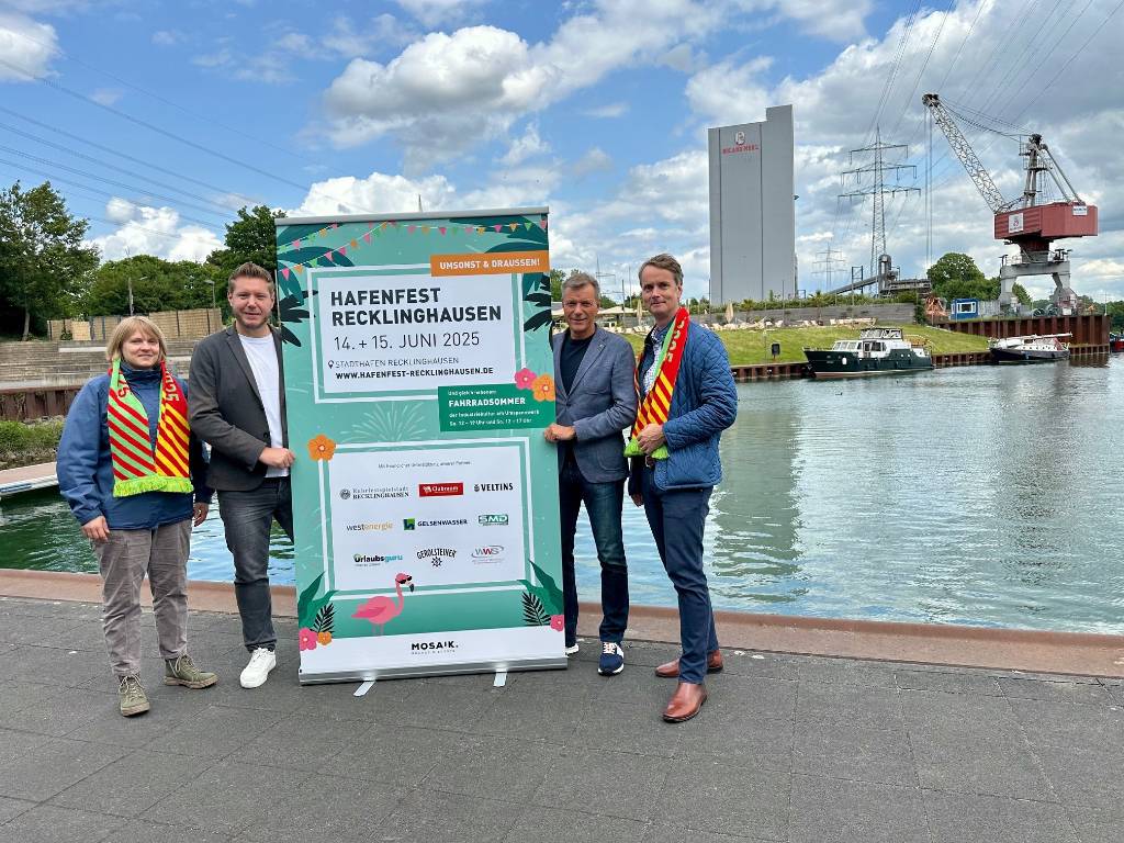 Sie stellten vor Ort das Programm für das Hafenfest 2025 vor: Georg Gabriel (Abteilungsleiter Stadtmarketing), Bürgermeister Christoph Tesche, Sebastian Schalkau (Agentur Mosaik) und Jessica Dehms (Stadtmarketing/v. r.). Foto: Stadt RE 