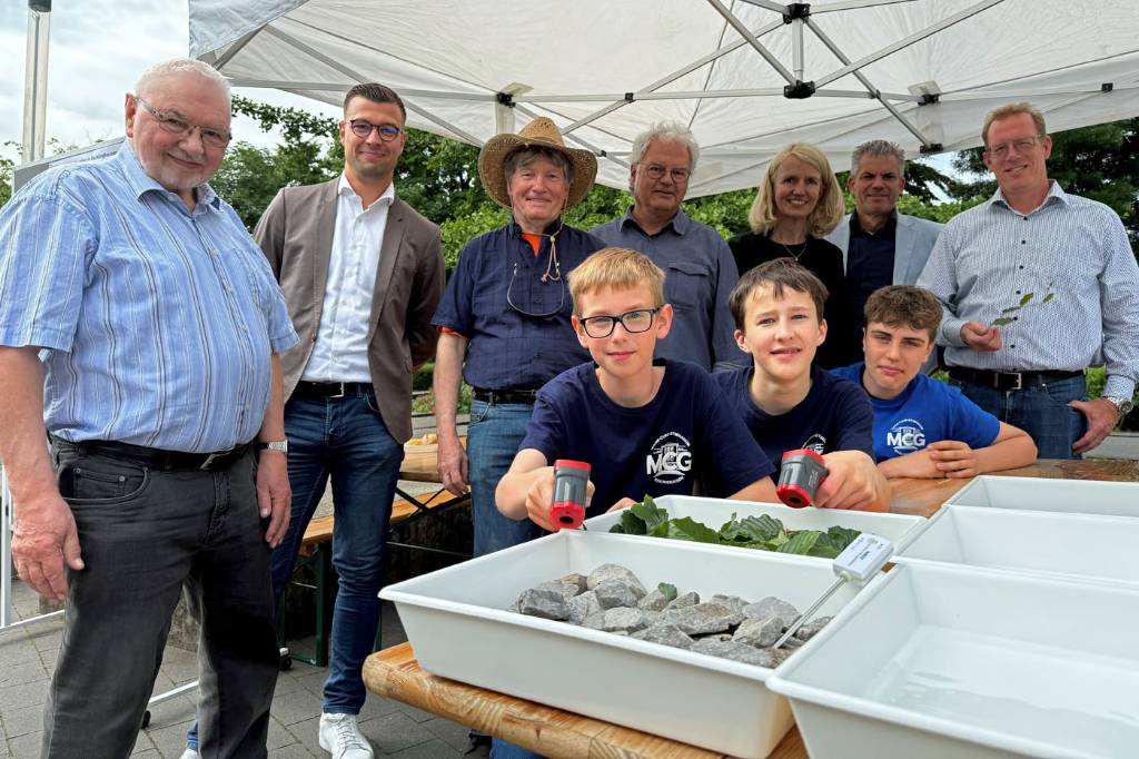 Gerhard Kmoch (Seniorenbeirat), Felix Sprenger (Klimaanpassungsmanager), Norbert Jandt (Seniorenbeirat), Michael Cirkel (IAT), Angelika Winkelmann (MCG), Axel Fritz (Beigeordneter), Stefan Frackowiak (Fachbereichsleiter Mobilität und Stadtgrün, v.li.) sowie Schüler des MCG informierten Bürger*innen am Infostand auf dem Helene-Kuhlmann-Platz über Maßnahmen zum Hitzeschutz. Foto: Stadt RE