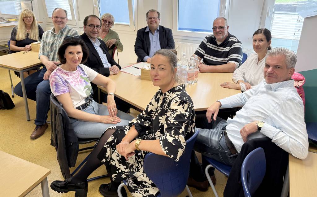 Vertreter*innen des Schulausschusses, Eltern und Verwaltung kamen bei einem Vor-Ort-Termin in der Mensa der Anton-Wiggermann-Grundschule in Stuckenbusch zusammen und tauschten sich aus. Foto: Stadt RE