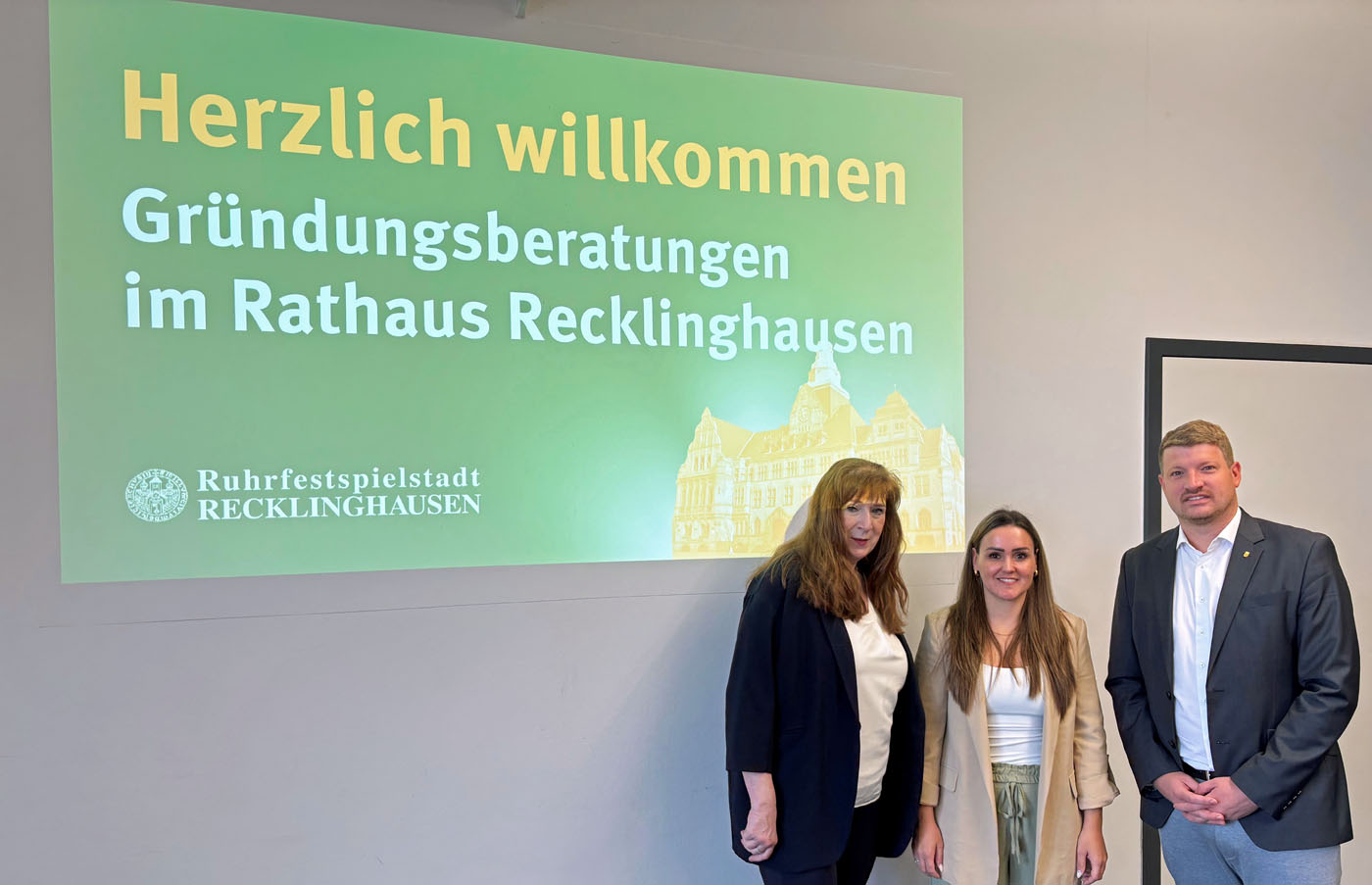 Beratung für Existenzgründer*innen im Rathaus (v.li.): Heike Rommler (Startercenter Kreis Recklinghausen, Existenz- und Fördermittelberatung), Angelique Berthold (Wild & Wundervoll) und Christian Wißing (Abteilungsleiter Wirtschaftsförderung).