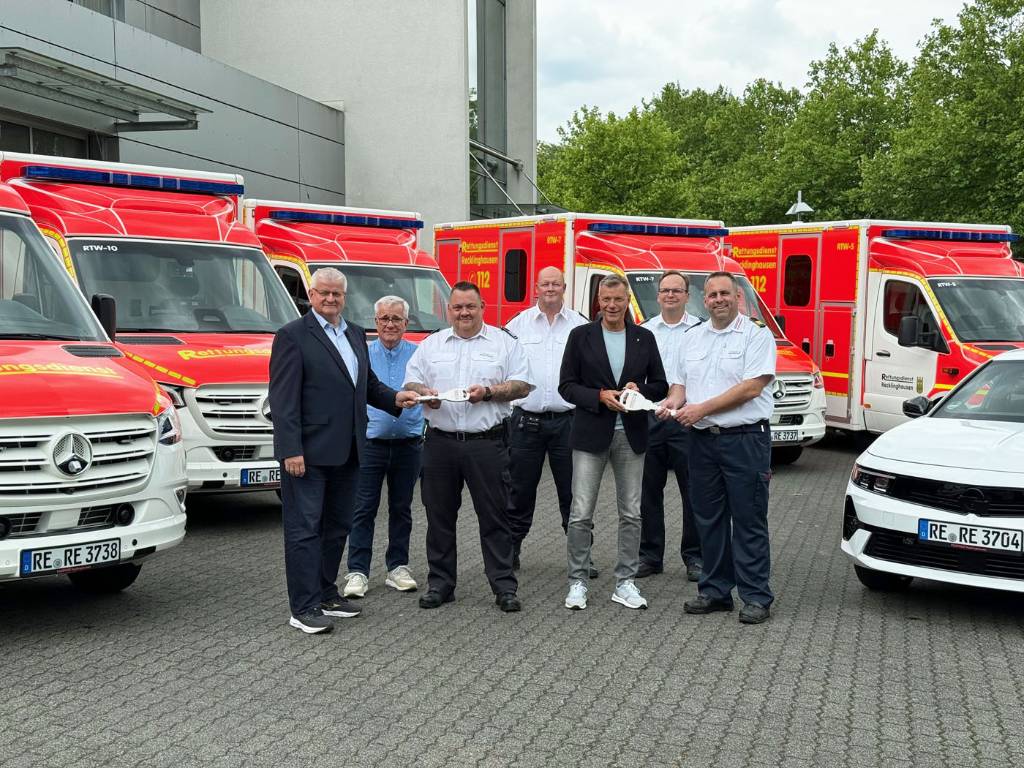 Fahrzeugübergabe an die Feuerwehr (v.li.): Erster Beigeordneter und Feuerwehrdezernent Ekkehard Grunwald, Ludger Widdel (ehemaliger Sachbearbeiter Rettungsdienst), Peter Huge (Leiter Rettungsdienst), Thorsten Nörenberg (Leiter Technik), Bürgermeister Christoph Tesche, Matthias Trachternach (Sachbearbeiter Technik) und Feuerwehr-Chef Thorsten Schild. 