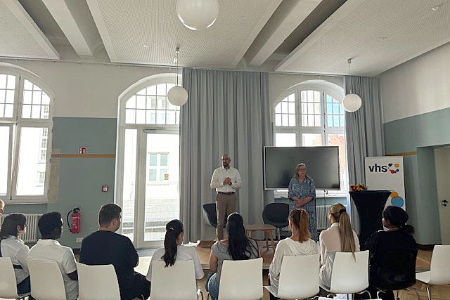 VHS-Leiter Dr. Ansgar Kortenjann und Studienleiterin Anne Becker bei der Vergabe der Zeugnisse. 