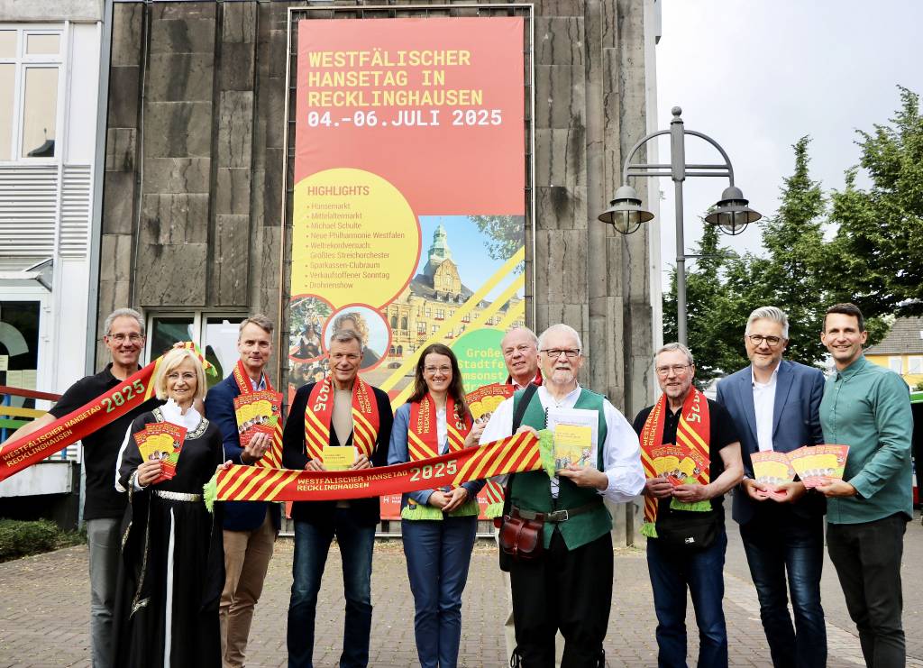 Die Vorfreude auf das Stadtfest steigt nicht nur bei Bürgermeister Christoph Tesche (4.v.l.), sondern auch bei (v.l.) Lars Tottmann (Arena RE GmbH), Hannelore Kemper (Stadtführerin), Georg Gabriel (Stadtmarketing), Christiane Timmer (Vorstand Sparkasse Vest RE), Georg Möllers (Verein für Orts- und Heimatkunde), Dr. Werner Koppe (Stadtführer), Jürgen Pohl (Verein für Orts- und Heimatkunde), Hendrik Eßers (Leiter Wirtschaftsförderung, Standortmanagement) und Marius Ebel (Arena). Foto: Stadt RE 