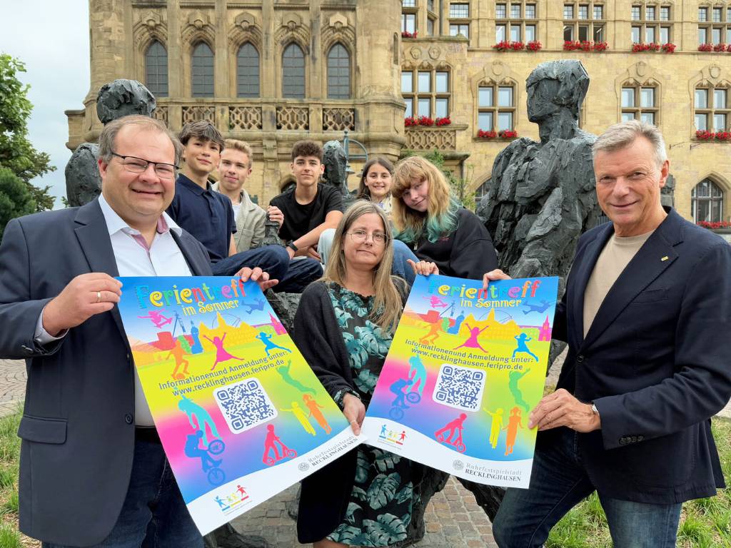 Gemeinsam mit Lilly Gottschalg, Eva Rücker, Bennet Kaczala, Moritz Johnke und Roman Wolinski vom Kinder- und Jugendparlament (KiJuPa) stellten Bürgermeister Christoph Tesche, Jana Burglin vom „Ferientreff“ und Jugenddezernent Dr. Sebastian Sanders das Sommerferien-Programm vor.