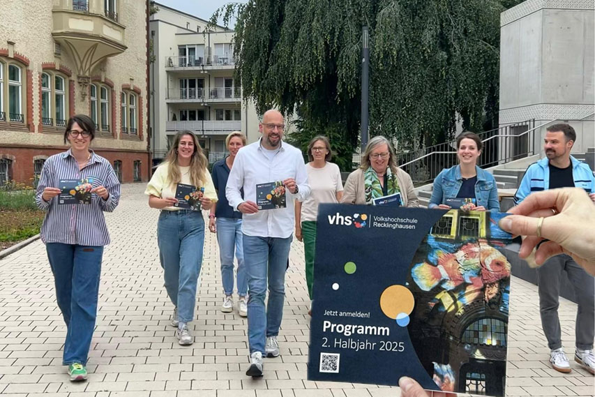 Das Team der VHS stellt das Herbst-/Winterprogramm vor. Das druckfrische Programmheft wird erstmals beim Hansetag in Recklinghausen (4. bis 6. Juli) verteilt. Anmeldestart ist Montag, 7. Juli. 