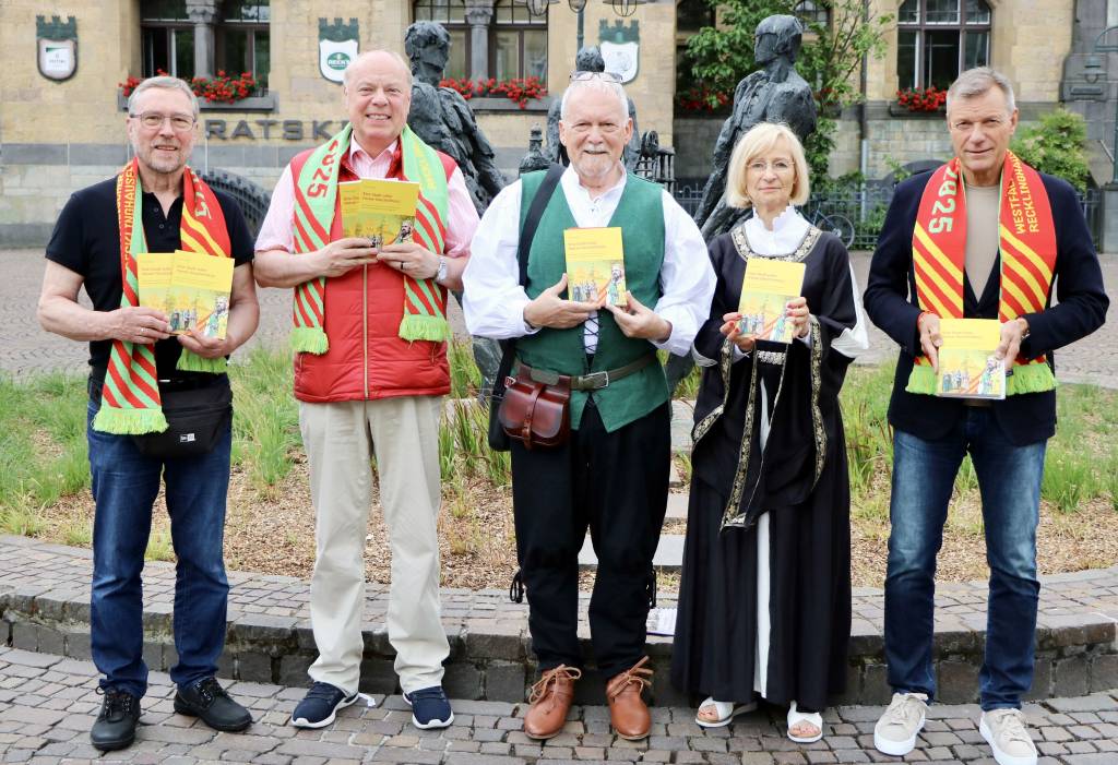 Bürgermeister Christoph Tesche (r.) stellte mit Jürgen Pohl (l.) und Georg Möllers (2.v.l.) vom Verein für Orts- und Heimatkunde sowie der Stadtführerin Hannelore Kemper das Buch zum Hansetag von Dr. Werner Koppe (Mitte) vor. Foto: Stadt RE