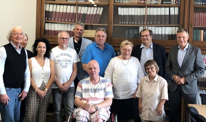 Sie bedankten sich für die gute Zusammenarbeit bei Bürgermeister Christoph Tesche: (v.l.) Werner Burmester, Yvonne Hartig (Gebärdendolmetscherin), Barbara Ehnert (Referentin für Behindertenangelegenheiten), Uwe Trogant, Axel Fritz (Beigeordneter), Detlef Rachel, Stefan Bönecker, Hildegard Sommer, Dr. Sebastian Sanders (Beigeordneter II) und Christel Meuter. Foto: Stadt RE