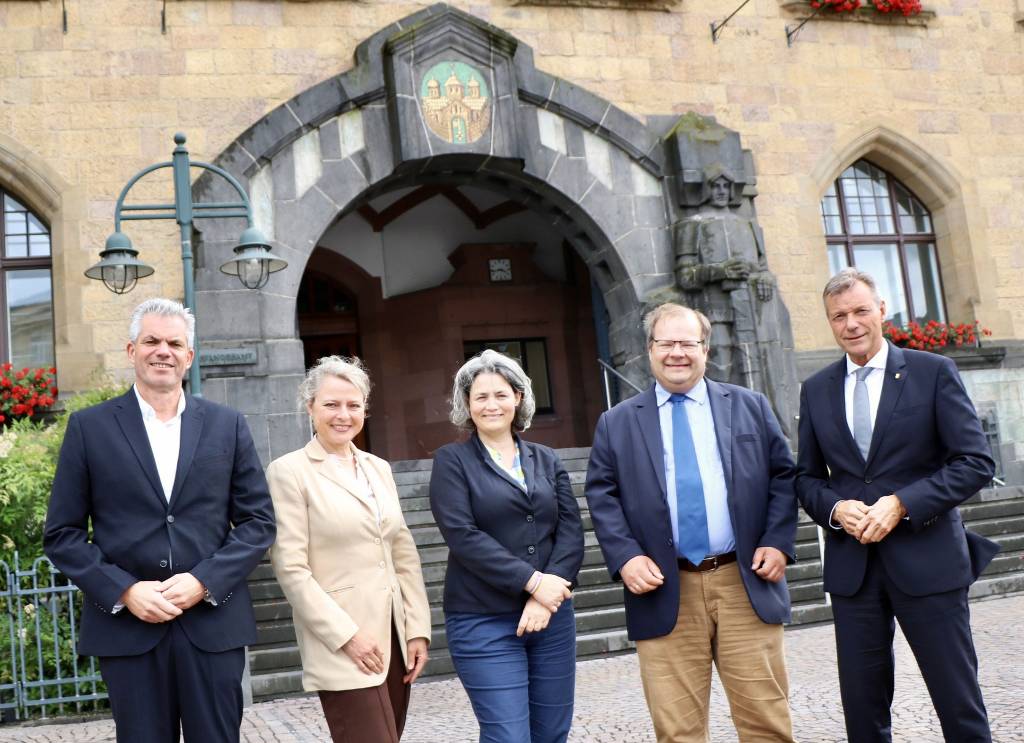 Der neue Verwaltungsvorstand der Stadt Recklinghausen (v.r.): Bürgermeister Christoph Tesche, Dr. Sebastian Sanders (Beigeordneter), Christina Kutschaty (Technische Beigeordnete), die neue Erste Beigeordnete Silke Ehrbar-Wulfen, und Axel Fritz (Beigeordneter). Foto: Stadt RE