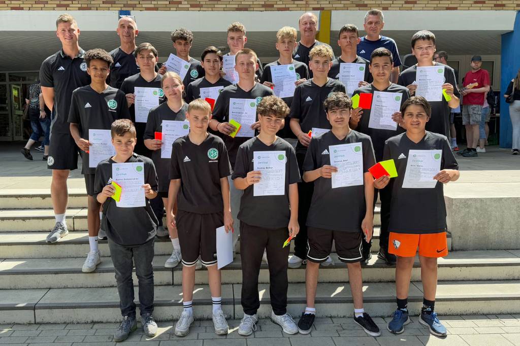 Die frischgebackenen neuen Junior-Referees sowie ihre Ausbilder und Prüfer nach der Urkundenübergabe beim Schulfest der Otto-Burrmeister-Realschule.