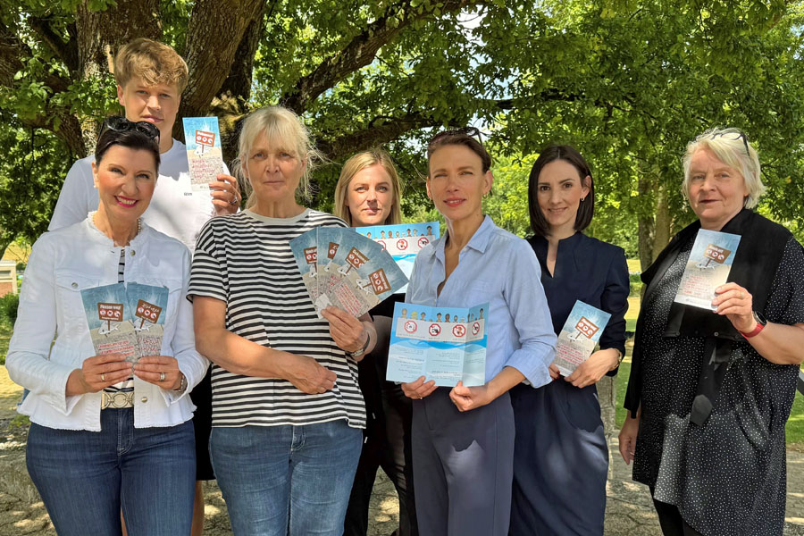 Marita Bergmaier (stellvertretende Bürgermeisterin), Johannes Elfert (Praktikant), Claudia Strebinger (Abteilung Bäder der Stadtverwaltung), Katharina Hans und Ilona Kalnik-Franke (beide städtische Gleichstellungsstelle), Sarah Göckener (Bildungszentrum des Handels) und Maria Bongers (SkF) machen auf die Kampagne „Flossen weg“ aufmerksam. 
