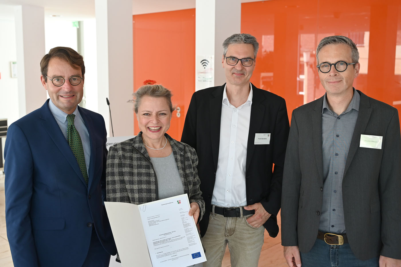 Stadtkämmerin Silke Ehrbar-Wulfen nahm aus den Händen von Regierungspräsident Andreas Bothe (li.) einen Zuwendungsbescheid über 14.736.000 Euro für das ISEK Hillerheide entgegen. Mit im Bild sind Frank Bardehle und Stephan Kemper von der Bezirksregierung. 