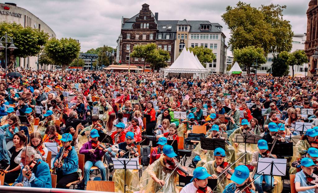 1.353 Streicher*innen spielten auf dem Rathausplatz die „Ode an die Freude“ und sorgten damit nicht nur für einen WeltREkord, sondern auch für reichlich Gänsehaut. Foto: Stadt RE