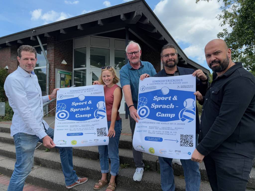 Daniel Gohrke (StadtSportVerband), Selma Widlak-Kortenbruck (Kreissportbund), Marc Sprick (Vorsitzender StadtSportVerband), Michael Mielke und Himmet Caglan (beide Die Brücke, v.li.) laden ein zum Sport- und Sprachcamp