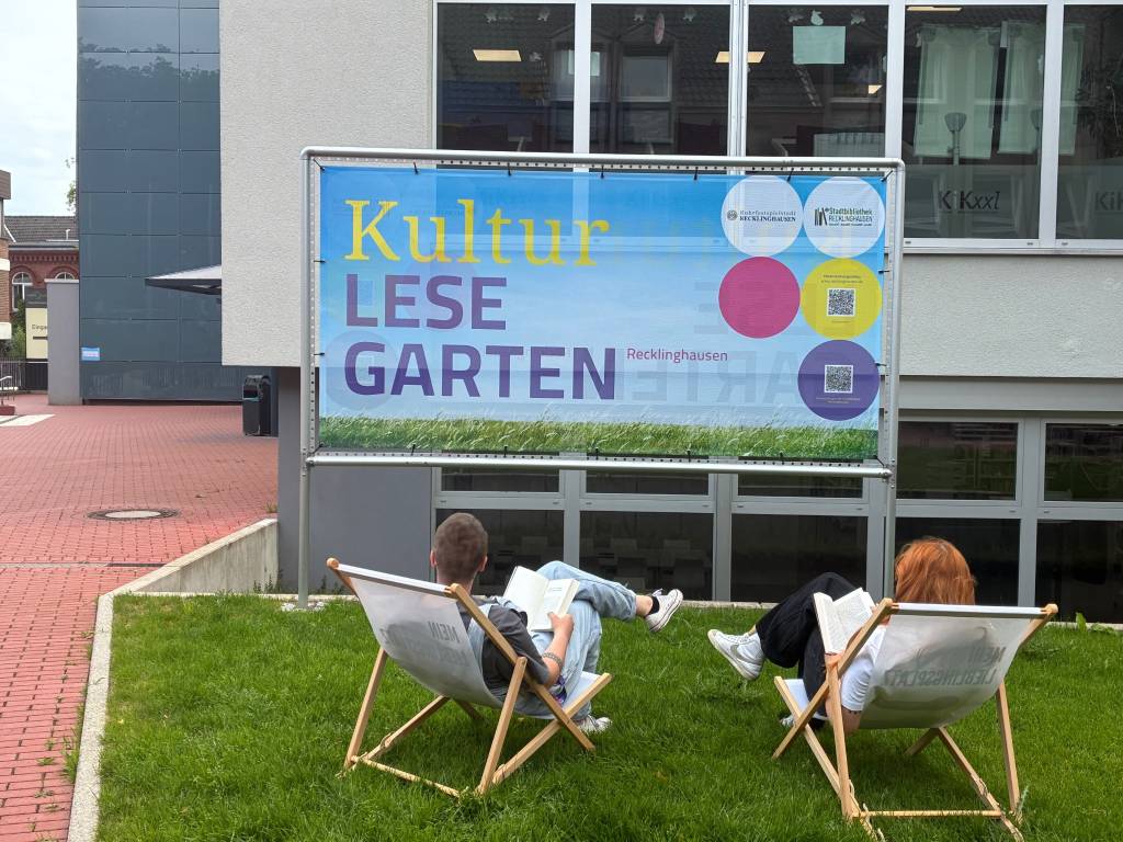 Liegestühle im Kulturgarten