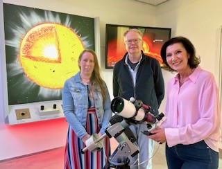 Gemeinsam mit Dr. Burkard Steinrücken und Marianne Langener stellte Vize-Bürgermeisterin das neue Sonnenteleskop vor. Foto: Stadt RE 