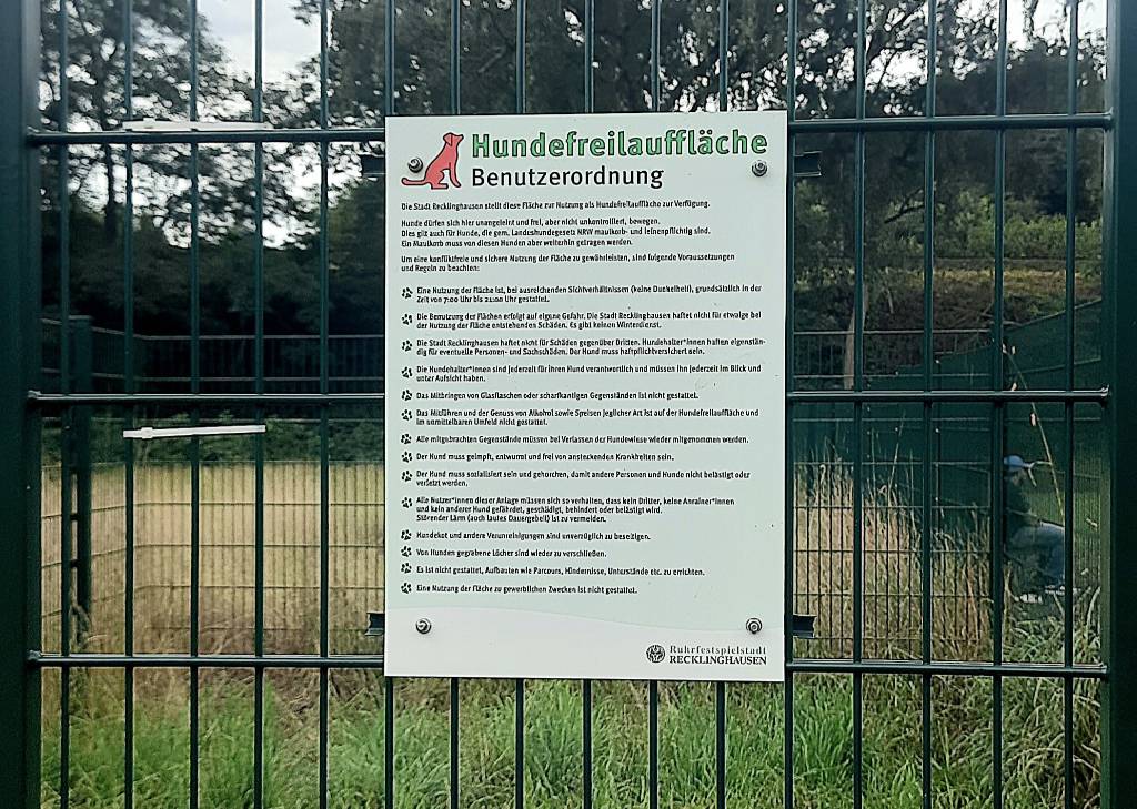 Die Benutzerordnung der Hundewiese ist vor Ort nachzulesen.