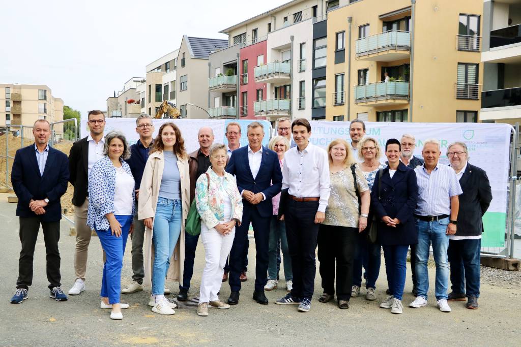 Bürgermeister Christoph Tesche und Prof. Dr. Uli Paetzel, Vorstandsvorsitzender von Emschergenossenschaft/Lippeverband (vorne Mitte), machten sich zusammen mit Vertreter*innen der Stadtverwaltung und der mit den Bauarbeiten beauftragten Bietergemeinschaft sowie Vertreter*innen der Lokalpolitik am Paulusanger ein Bild: Foto: Stadt RE  