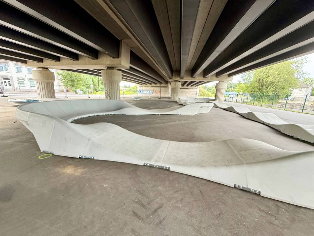 Noch eingezäunt: die brandneue Pumptrack-Anlage „FLOOR 43“ unter der Autobahnbrücke an der Friedrich-Ebert-Straße (Höhe Hausnummer 40). Foto: Stadt RE