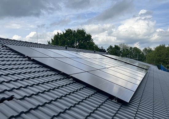 Die PV-Anlage auf dem Dach der Grundschule Hinsberg