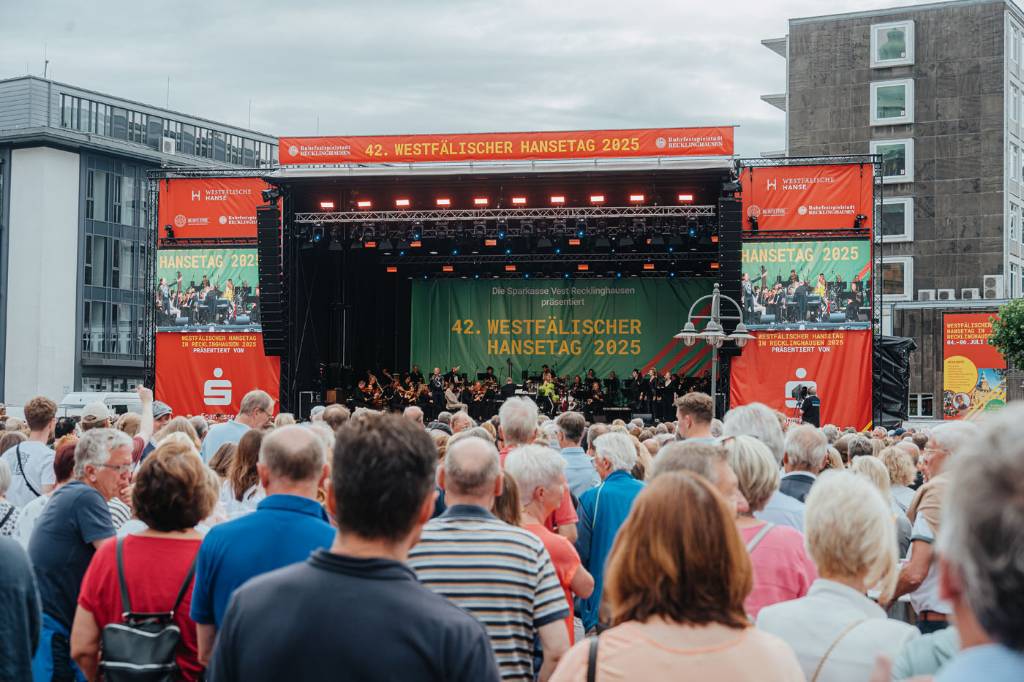 Die NPW spielt vor dem schönsten Rathaus von NRW.