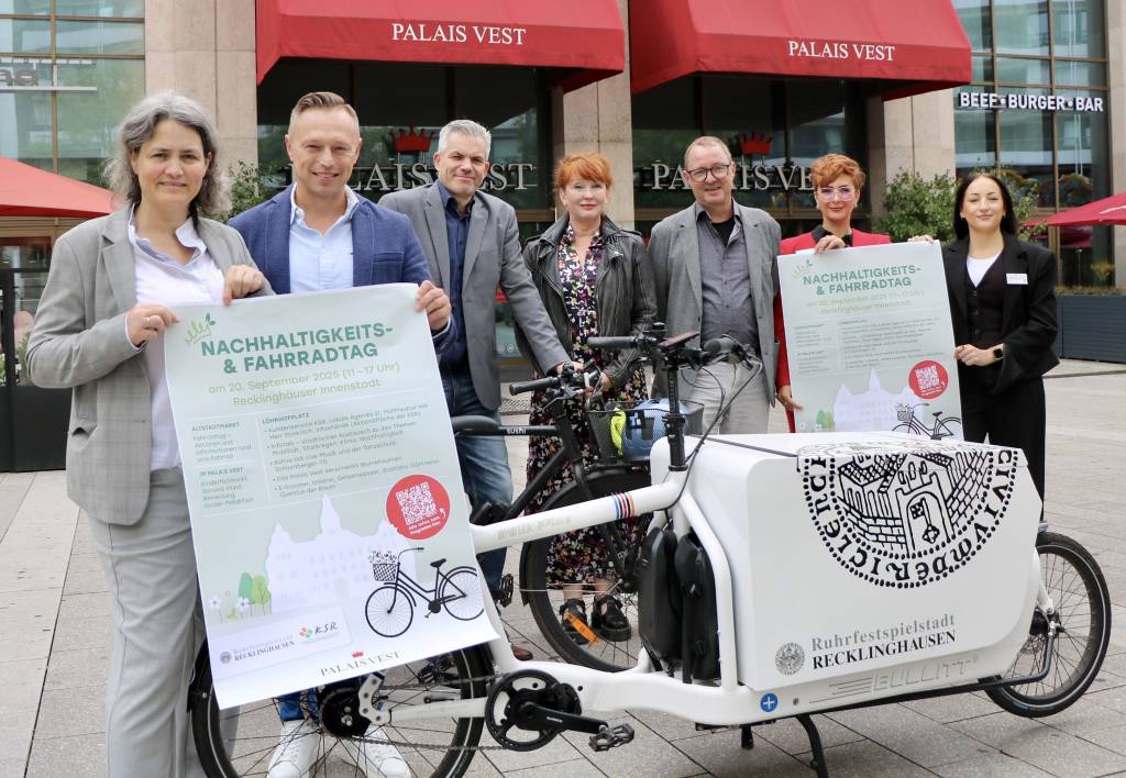 Sie freuen sich auf den Nachhaltigkeits- und Fahrradtag (v.l.) Christina Kutschaty (Technische Beigeordnete der Stadt RE), Roland Wrobel (Betriebsleiter Kommunale Servicebetriebe Recklinghausen/KSR), Axel Fritz (Beigeordneter der Stadt RE), Katrin Kiesel (&Ouml;ffentlichkeitsarbeit/KSR), Heiko Elert (Abteilungsleiter Mobilit&auml;t Stadt RE), Maria Marshall (Senior Marketing Manager/Palais Vest) und Neele H&uuml;rmann (Assistant Centermanagement & Marketing/Palais Vest. Foto: Stadt RE