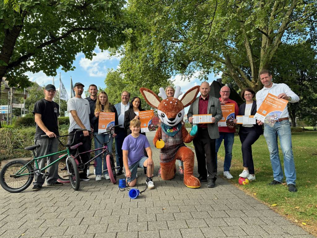 Gianluca, Marco Feyka und Felix vom BMX Kollektiv Ruhr, Markus Droste (Westenergie), Neele Heitmann (SSV), Sportdezernent Dr. Sebastian Sanders, Neele Hömann (Palais Vest), Marina Nickel und Maskottchen „Youki“ vom Familienbüros, Jonas Schlottmann (Palais Vest), Marc Sprick (Vorsitzender SSV), Nicole Schultza (Viactiv) und Daniel Gohrke (SSV) freuen sich auf das StadtSportVest. Foto: Stadt RE