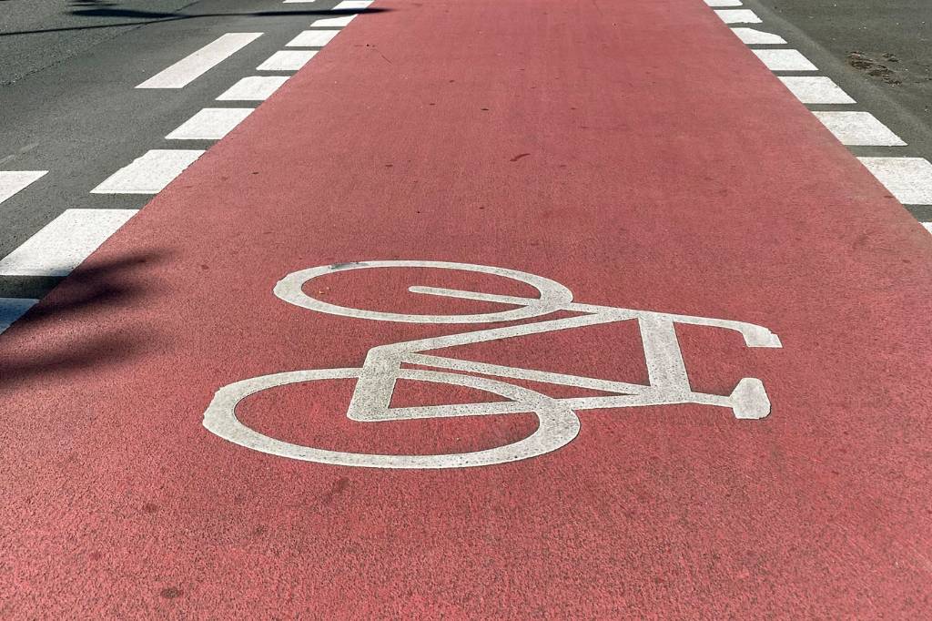 Fahrbahnmarkierungen auf einem Radstreifen.