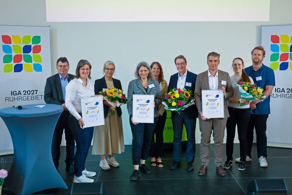 Während des Regionalen Forums im Bergbaumuseum wurden Zukunftsprojekte des Ruhrgebiets vorgestellt und Urkunden an Projektverantwortliche übergeben. Mit dabei war eine Delegation der Stadt Recklinghausen: die Technische Beigeordnete Christina Kutschaty, Michael Brunsiek und Eva-Maria Rupp von der Stadtplanung. Foto: IGA 2027/Rupert Oberhäuser