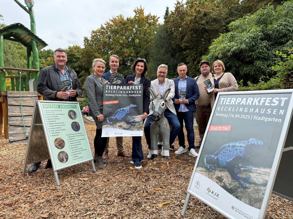 Sie laden ein zum Tierparkfest am 14. September (v.li.): Stefan Klinger (Tierparkleiter), Silke Ehrbar-Wulfen (Erste Beigeordnete), Georg Gabriel (Leiter Stadtmarketing), Marita Bergmaier (stellvertretende Bürgermeisterin), Hendrik Eßers (Fachbereichsleiter Wirtschaftsförderung), Roland Wrobel (Leiter KSR), Michael Kück (leitender Tierpfleger des Tierparks) und Jessica Dehms (Stadtmarketing). Foto: Stadt RE