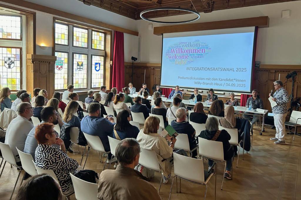 Zahlreiche Bürger*innen nutzten die Gelegenheit, die Kandidat*innen für die Integrationsratswahl kennenzulernen. Foto: Stadt RE