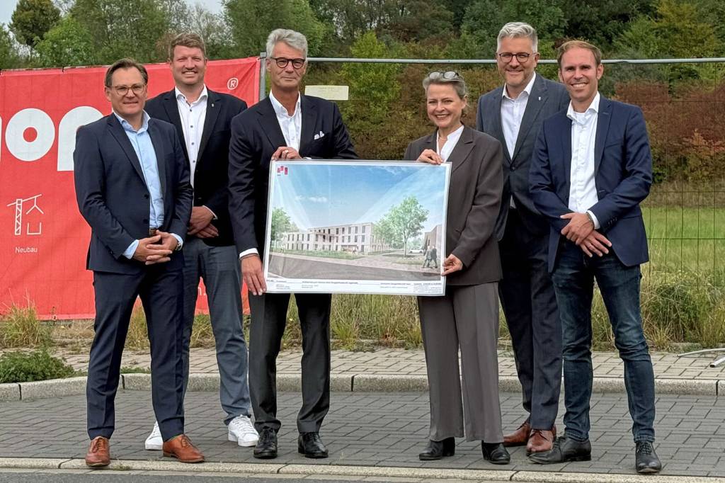 Sie stellten die Pläne für den Neubau des domoplan-Hauptsitzes am Beckbruchweg vor: Thomas Echterhoff als geschäftsführender Gesellschafter der Echterhoff Baugruppe (3. v.li.) mit den domoplan-Geschäftsführern Matthias Papesch (r.) und Victor von Detmering (li.) sowie Silke Ehrbar-Wulfen (Erste Beigeordnete Stadt Recklinghausen), Hendrik Eßers (Fachbereichsleiter Wirtschaftsförderung, 2. v.re.) und Christian Wißing (Abteilungsleiter Wirtschaftsförderung).