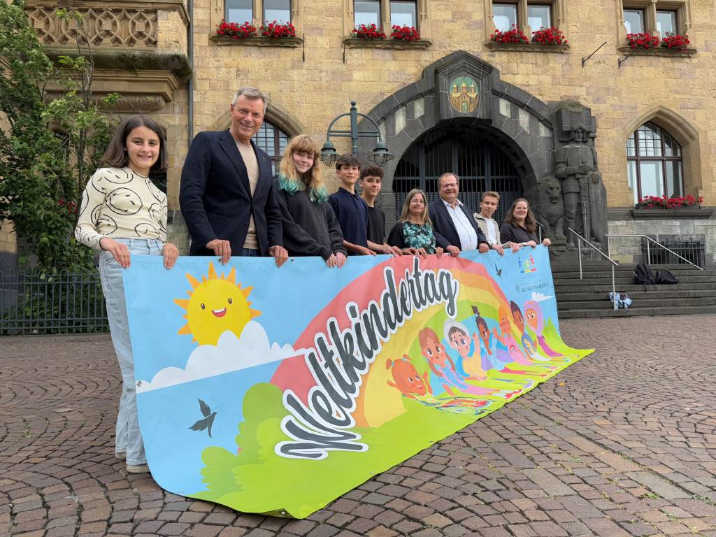 Sie laden ein zum Weltkindertagsfest in der Vestlandhalle am 21. September (v.li.): Eva Rücker (sie und die weiteren Jugendlichen sind im Kinder- und Jugendparlament KiJUPa aktiv), Bürgermeister Christoph Tesche, Lilly Gottschalg, Roman Wolinski, Bennet Kaczala, Janine Burglin (Fachbereich Kinder, Jugend und Familie), Jugenddezernent Dr. Sebastian Sanders, Moritz Johnke und Marie Oneschkow (Kinderschutzbund Recklinghausen).