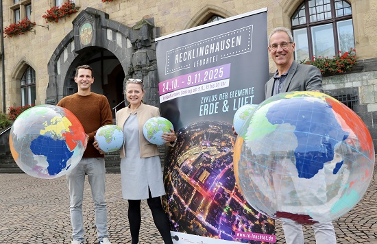 Die Erste Beigeordnete Silke Ehrbar-Wulfen präsentierte zusammen mit den Arena-Geschäftsführern Lars Tottmann (r.) und Marius Ebel erste Details zu „Recklinghausen leuchtet 2025