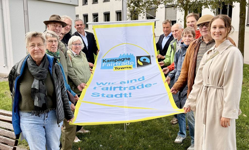 : Bürgermeister Christoph Tesche hisste mit Vertreter*innen der Lokalen Agenda, der Stadtverwaltung und der Ratsfraktionen die „Fairtrade-Fahne“ am Rathaus. Foto: Stadt RE