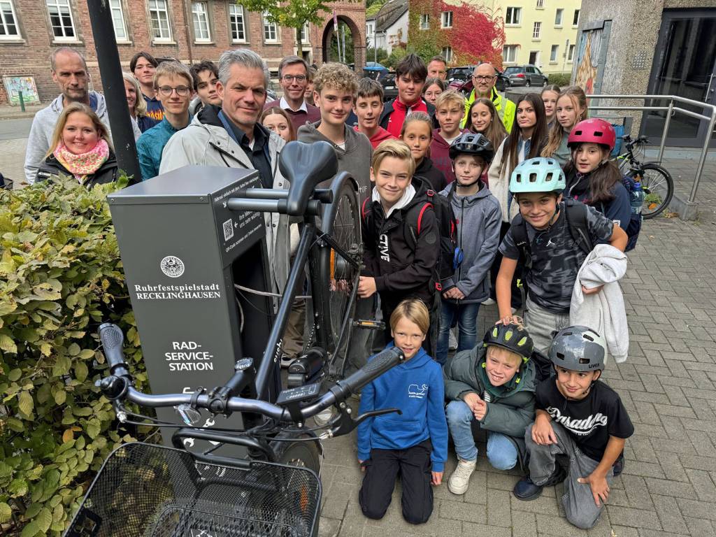 Zur „Einweihung“ der neuen Fahrrad-Service-Station am MCG wurde das Fahrrad des Dezernenten Axel Fritz für einen schnellen Technik-Check an die Station gehängt. Schüler*innen sowie Vertreter*innen von Schulleitung und Stadtverwaltung waren dabei.