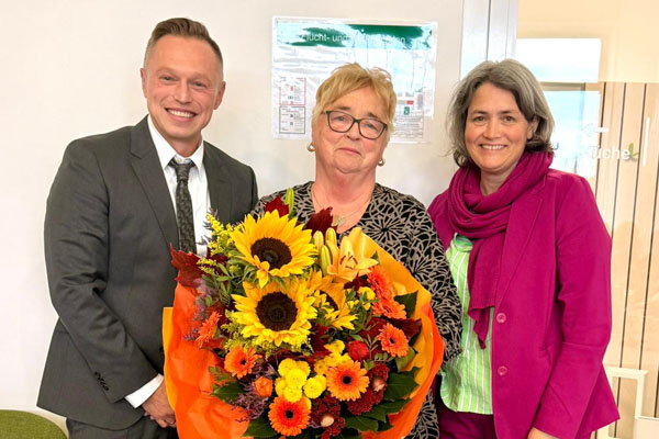 Am Ende der Sitzung wurde Elke Kant von der Technischen Beigeordneten der Stadt Recklinghausen, Christina Kutschaty, und dem Betriebsleiter der KSR, Roland Wrobel, verabschiedet.