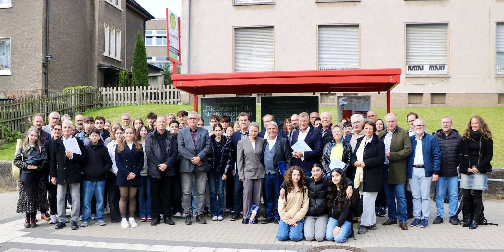 Bürgermeister Christoph Tesche weihte zusammen mit zahlreichen Vertreter*innen der Verwaltung sowie mit Schüler*innen und Lehrkräften des Hittorf-Gymnasiums, mit Vertreter*innen der Arbeitsgemeinschaft Stolpersteine, der beteiligten Parteien, der Jüdischen Kultusgemeinde, des Vereins für Orts- und Heimatkunde, der Volkshochschule, des Stadtarchivs, der Vestischen und des Volksbunds Deutscher Kriegsgräberfürsorge die Gedenkhaltestelle ein. Foto: Stadt RE