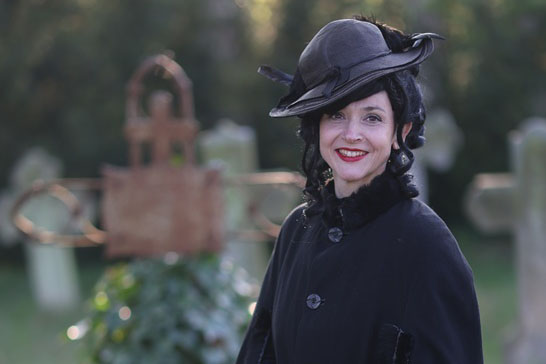 Kunsthistorikerin Dr. Anja Kretschmer-Rodenbröker in der Rolle als "Schwarze Witwe".