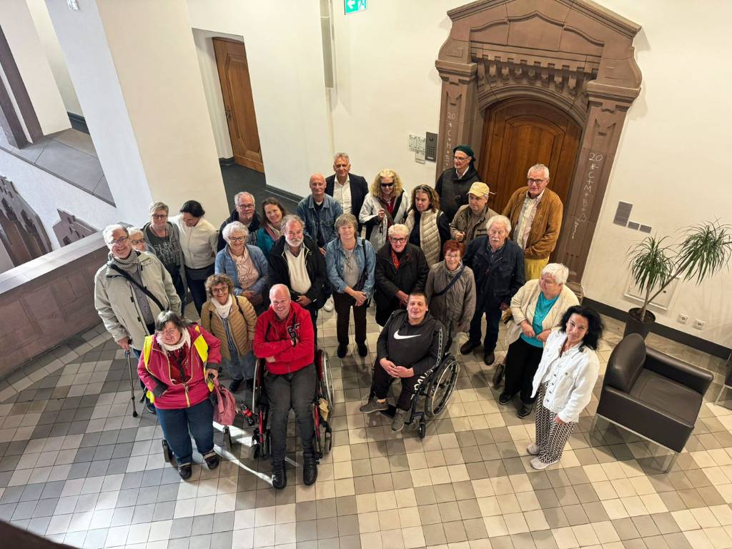 Teilnehmer*innen der inklusiven Rathausführung.