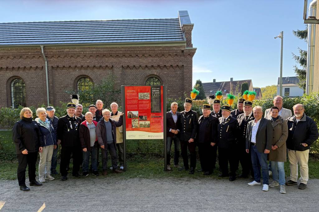 Der Geschichtskreis der Zeche General Blumenthal um Rolf Euler hatte zur Einweihung der Infotafeln Bergbauvereine eingeladen. Mit im Bild sind Bürgermeister Christoph Tesche, Lokschuppen-Inhaber Andreas Heppe sowie Vertreter*innen aus Politik und des Stadtmarketings.