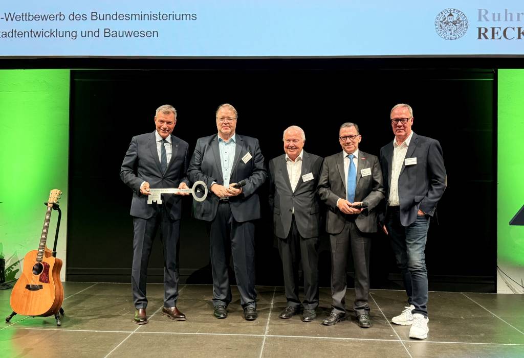 : Bürgermeister Christoph Tesche (l.) wurde beim Wirtschaftsempfang im Ruhrfestspielhaus, der von Hermann Böckmann (2.v.l.), Leiter der städtischen Pressestelle moderiert wurde, von Johannes Dörlemann (r.) und Michael Rawe (2.v.r) im Namen der heimischen Unternehmerschaft und von Gerd Rainer Scholze (Mitte/AIP Unternehmensgruppe) mit kleinen Präsenten verabschiedet. Foto: Stadt RE