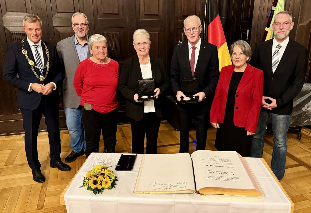 Bürgermeister Christoph Tesche (l.) vergab die Große Stadtplakette im schönsten Rathaus von NRW an Gerda E. H. Koch (4.v.l.) und Dr. Walter Pohle (3.v.r.), die sich gemeinsam mit ihren Partnerinnen Roswitha Killinger (3.v.l.) und Inge Pohl (2.v.r.) sehr über die Auszeichnung freuten. Die Laudationes hielten Benno Portmann (2.v.l./CDU) und Michael Materna (r./SPD). Foto: Stadt RE
