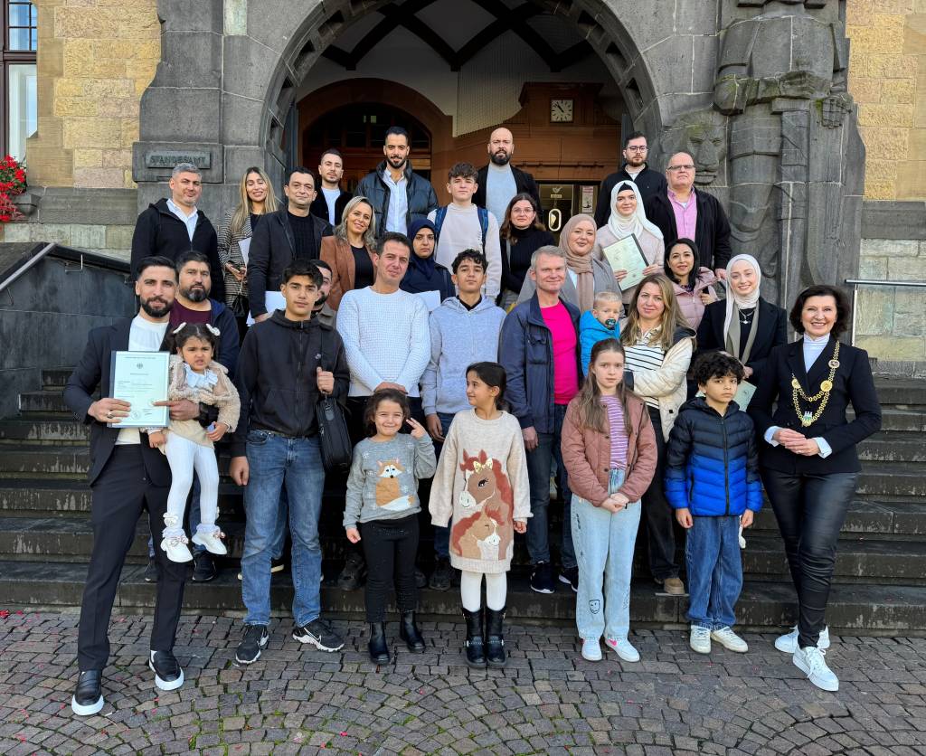 Gruppenfoto auf der Rathaustreppe